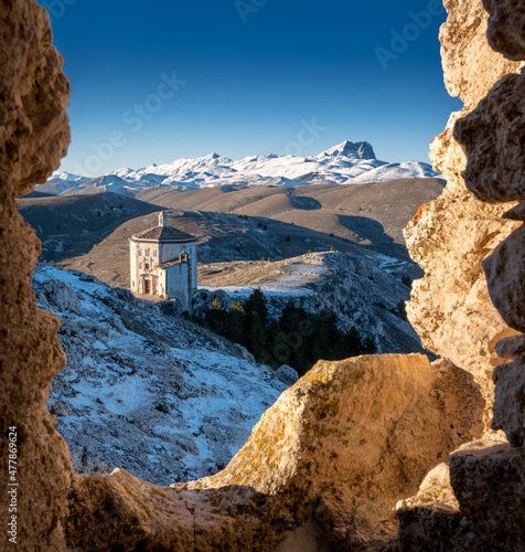 Fototapeta vista dal castello di rocca calscio sulla chiesetta di Santa Maria della Pietà c