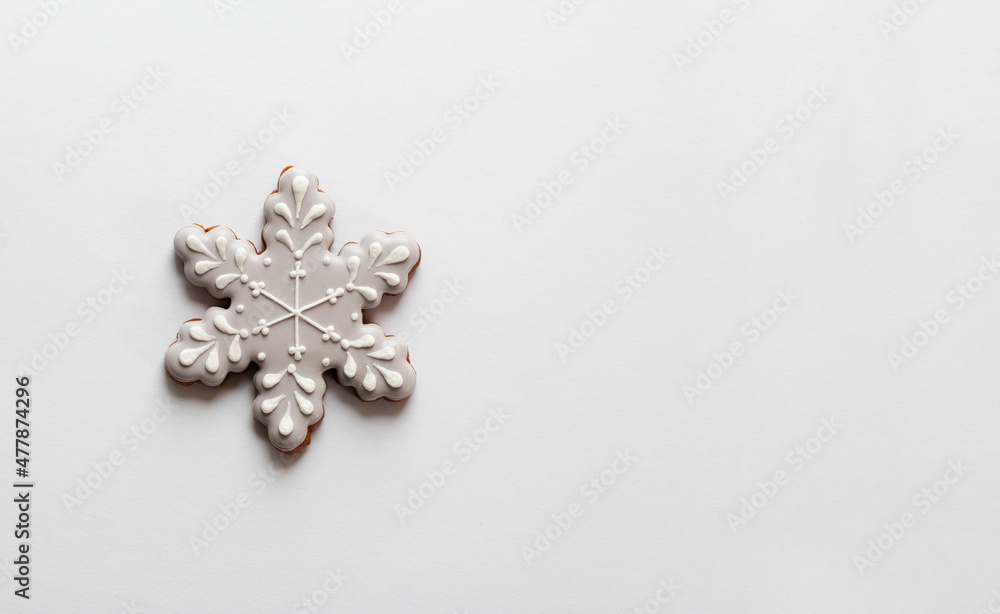 Fototapeta premium Gingerbread cookie in snowflake shape isolated on white background