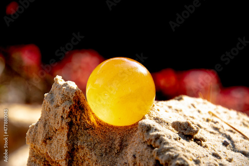 Szklana kula na piasku