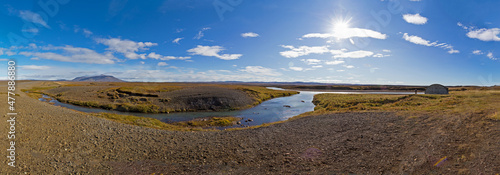 Panorama mit mäandrierendem Fluss in Islands Hochebene bei Ölfusa