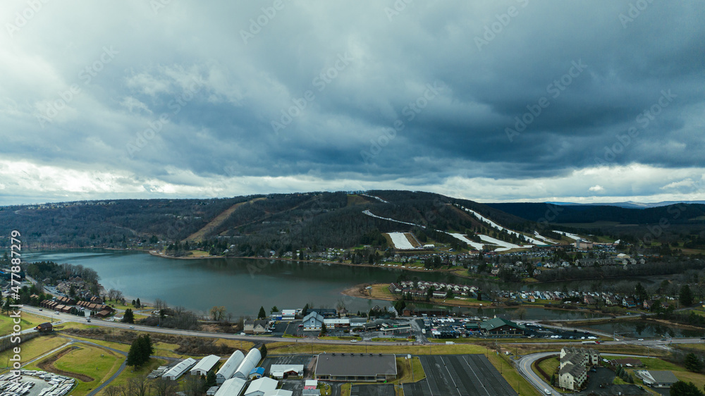 Obraz premium lake and mountains in winter deep creek