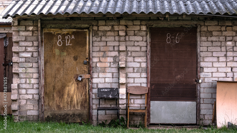 Naklejka premium old wooden door