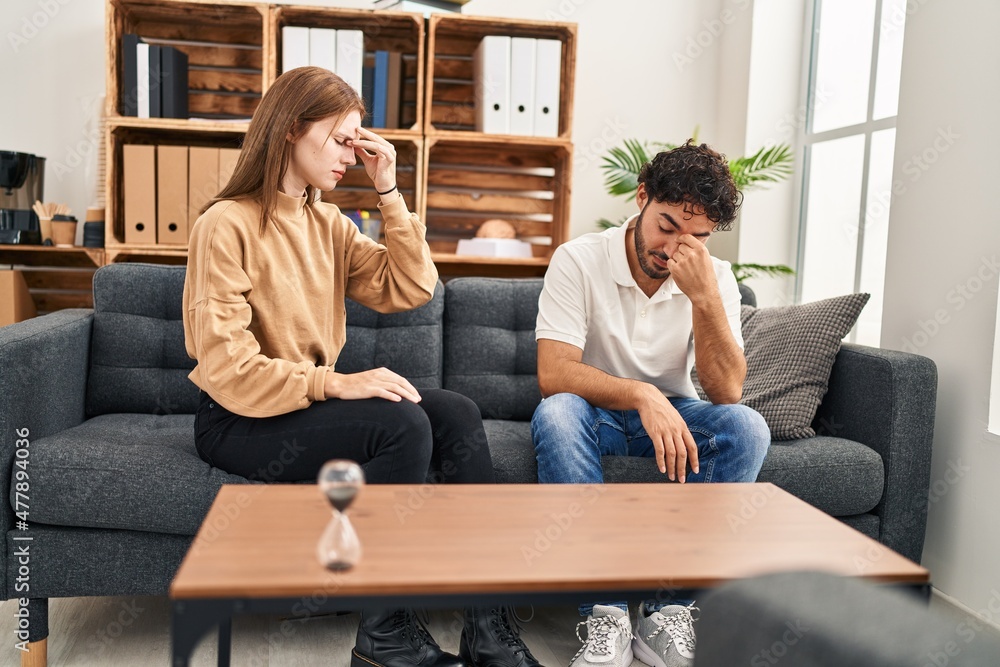 Obraz premium Man and woman arguing having couple therapy at psychology center