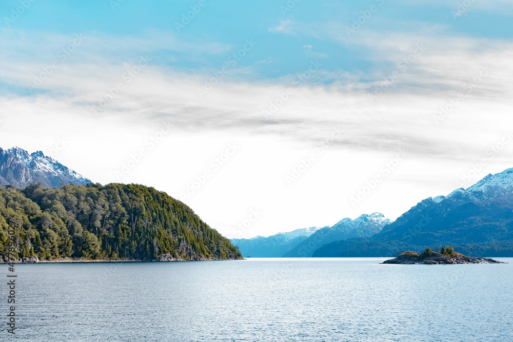 Bariloche Argentina, paisaje típico de lago y montañas 