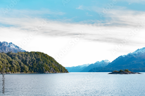 Bariloche Argentina, paisaje típico de lago y montañas 