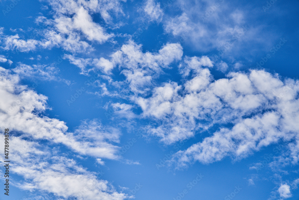 Fototapeta premium Beatiful blue sky with clouds on a sunny day