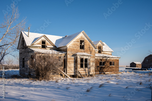 Old abandoned farm on the prairies of Alberta. Fototapet