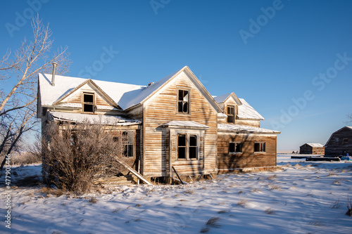 Fotografiet Old abandoned farm on the prairies of Alberta.