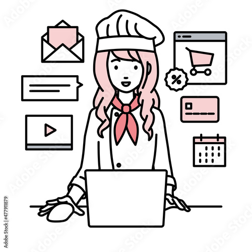 デスクで座ってPCでネットショップやマーケティングの仕事をしている調理師の女性