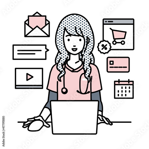 デスクで座ってPCでネットショップやマーケティングの仕事をしている看護師の女性