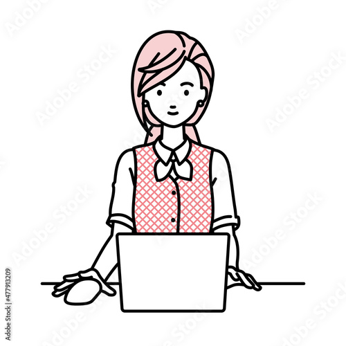 デスクで座ってPCを使っている事務員制服の女性