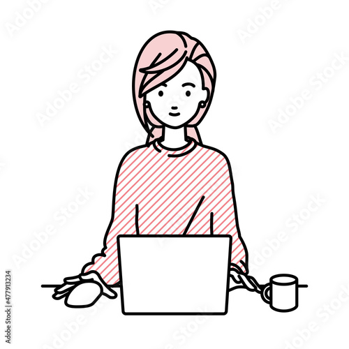 デスクで座ってPCを使っているリモートワークの女性
