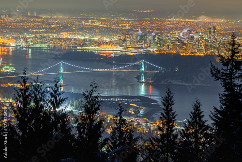Canvas Print Lions Gate Bridge and Downtown Vancouver in winter with snow.