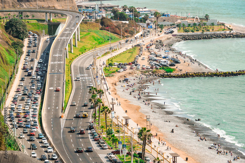 la transitada vía de circuito de playas en Miraflores 