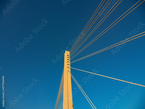 夕陽に照られた吊橋の柱とワイヤー。府中四谷橋。