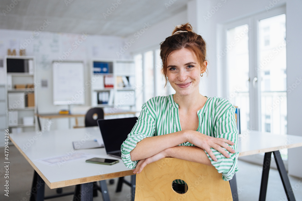 Obraz premium Relaxed young office worker with a sweet smile