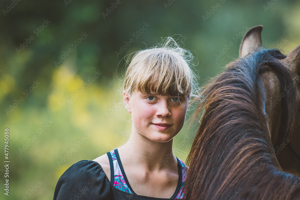 Naklejka premium Mädchen mit Pony