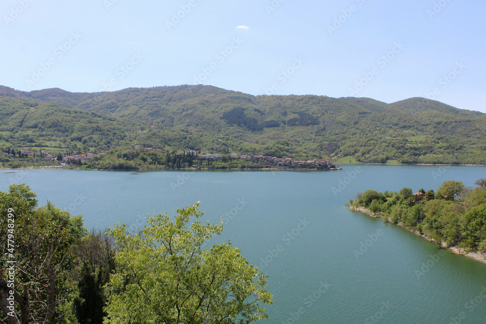lago del turano e castel di tora