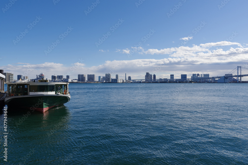 日の出桟橋から見える、東京湾お台場方面の風景