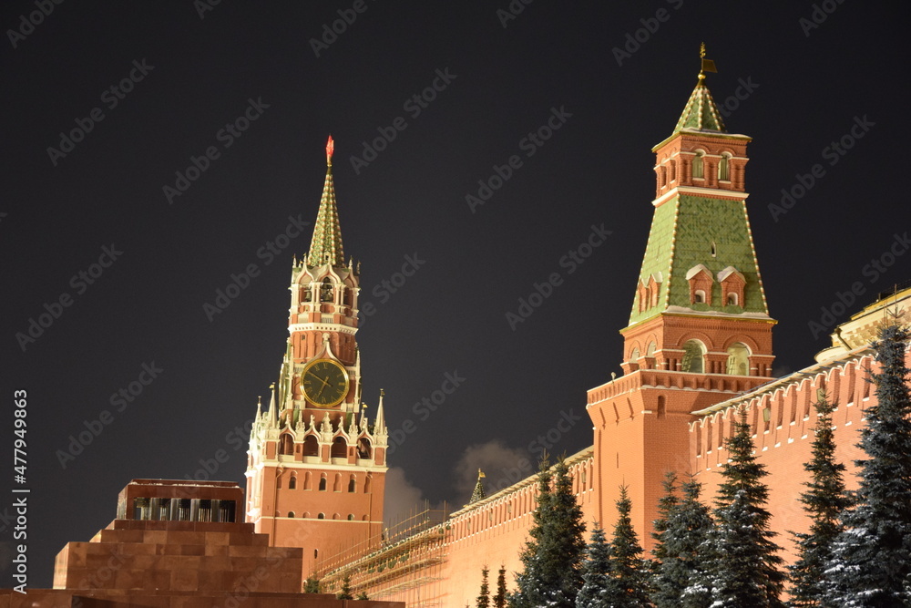 Fototapeta premium Moscow Kremlin and Spasskaya Tower at night
