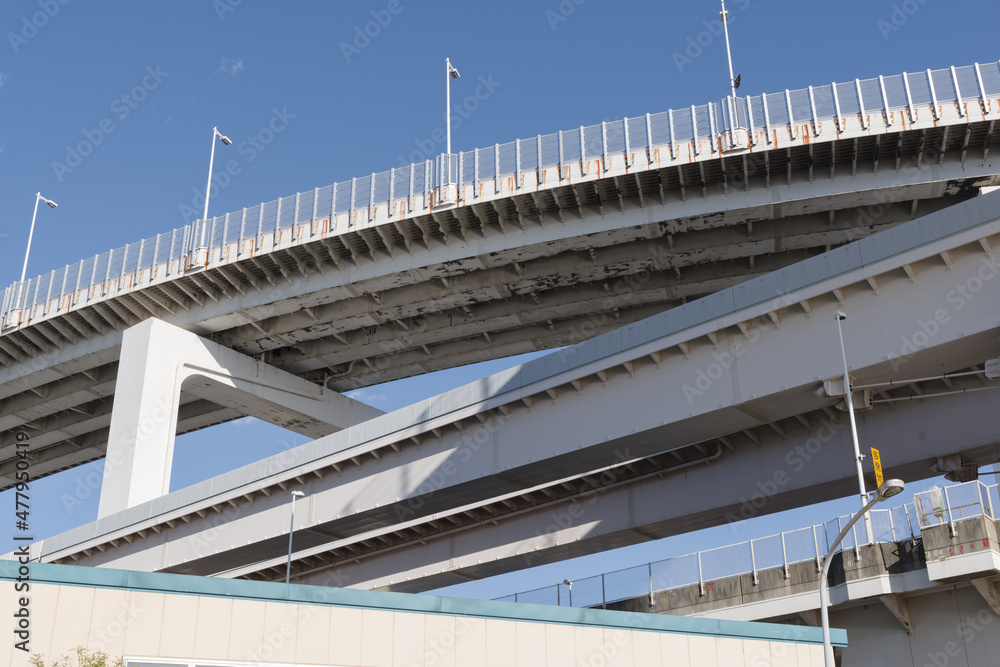 ループ状になった道路を自動車や新交通システムが走る　港区、海岸・芝浦地区の風景