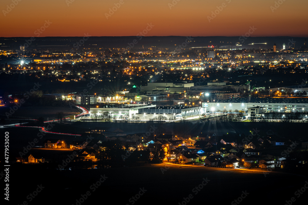 Gäubodenstadt Straubing Panorama bei Nacht mit Lichtern und Abendrot