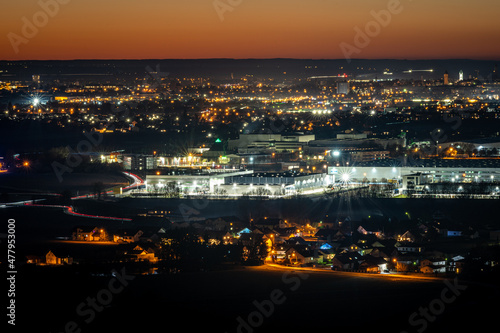 G  ubodenstadt Straubing Panorama bei Nacht mit Lichtern und Abendrot