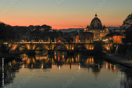 Roma , lungotevere Ponte con San Pietro tramonto