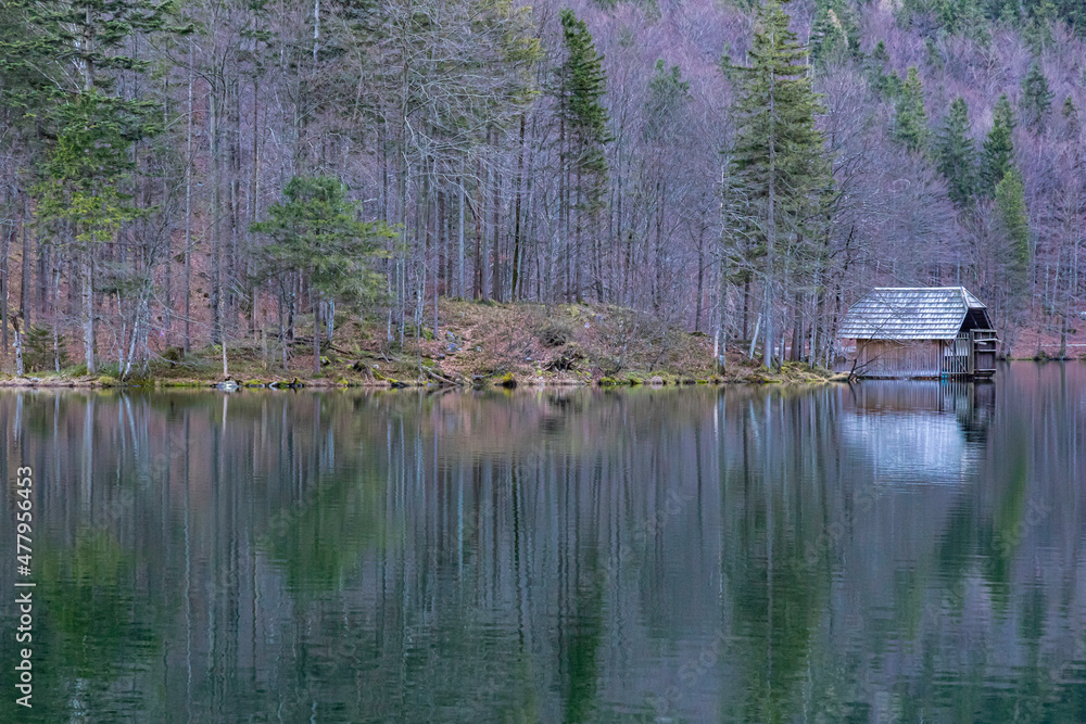 Spiegelung mit Hütte am See