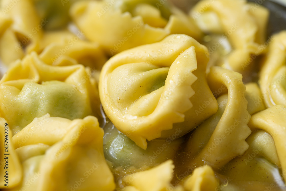 Tortellini con ricotta e spinaci in brodo, Cucina Italiana Tortellini con ricotta e spinaci in brodo, Cucina Italiana