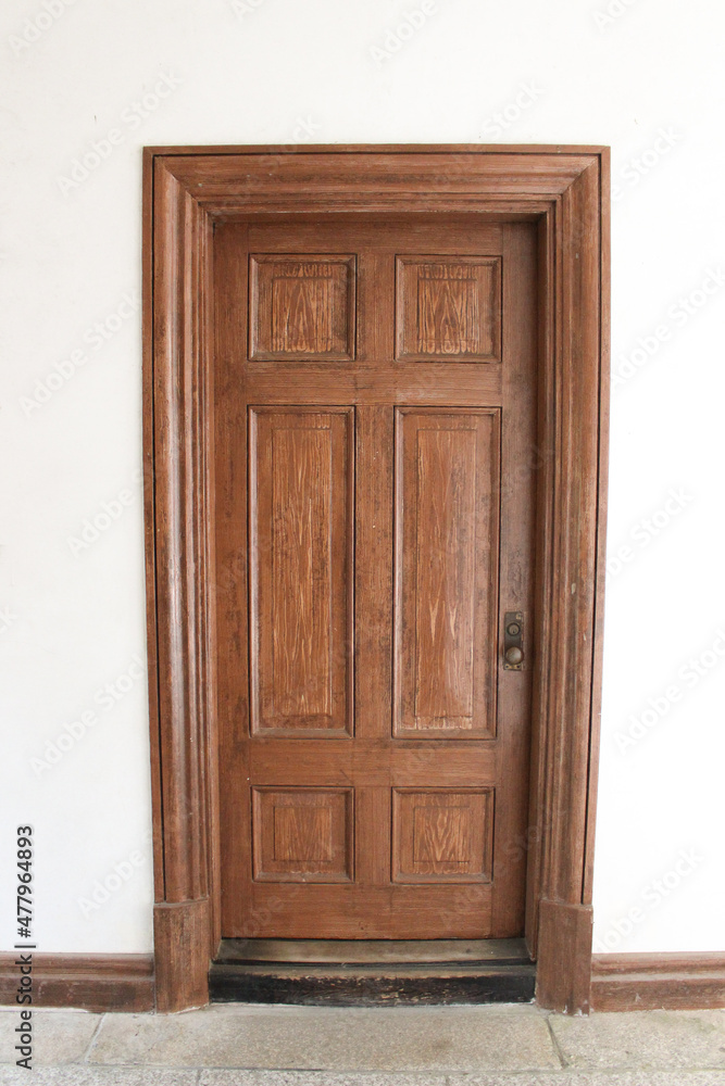 古い洋館の木製の扉