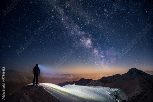Foto Alpinista sulla cima contempla la Via Lattea