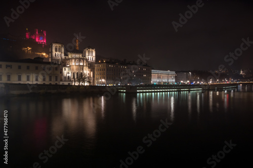 bord de Saône à Lyon avec la colline de Fourvière et la cathédrale Saint-Jean la nuit