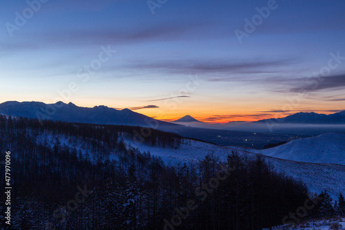 冬の霧ヶ峰高原から夜明けの富士山 © Umibozze