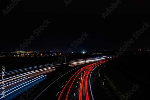 Langzeitbelichtung von Autos bei Dunkelheit um Lichtspuren zu fotografieren 