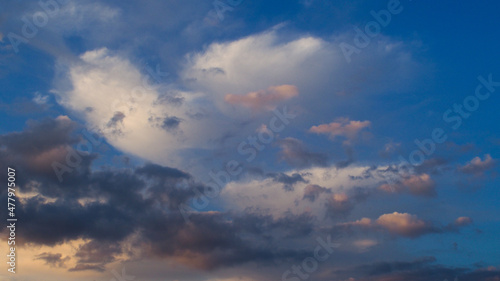 Belles teintes sous des altocumulus et des cirrus, pendant le coucher du soleil