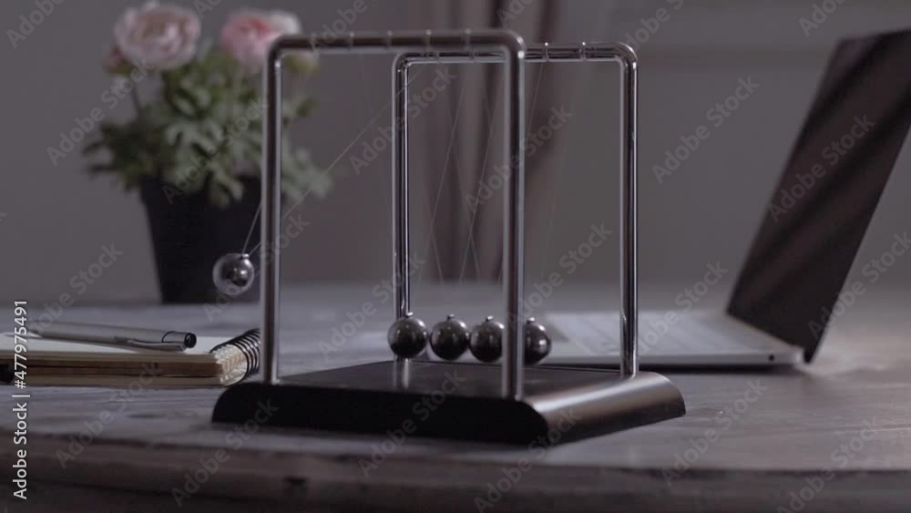 Péndulo de bolas Newton sobre una mesa
