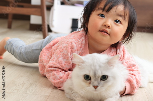 ペットの猫と子供