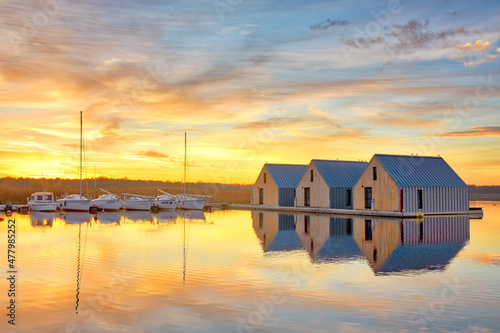 Fototapeta Naklejka Na Ścianę i Meble -  dom na wodzie