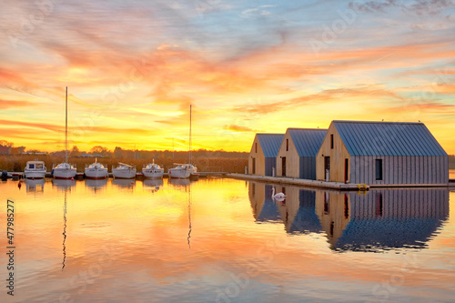 Fototapeta Naklejka Na Ścianę i Meble -  dom na wodzie