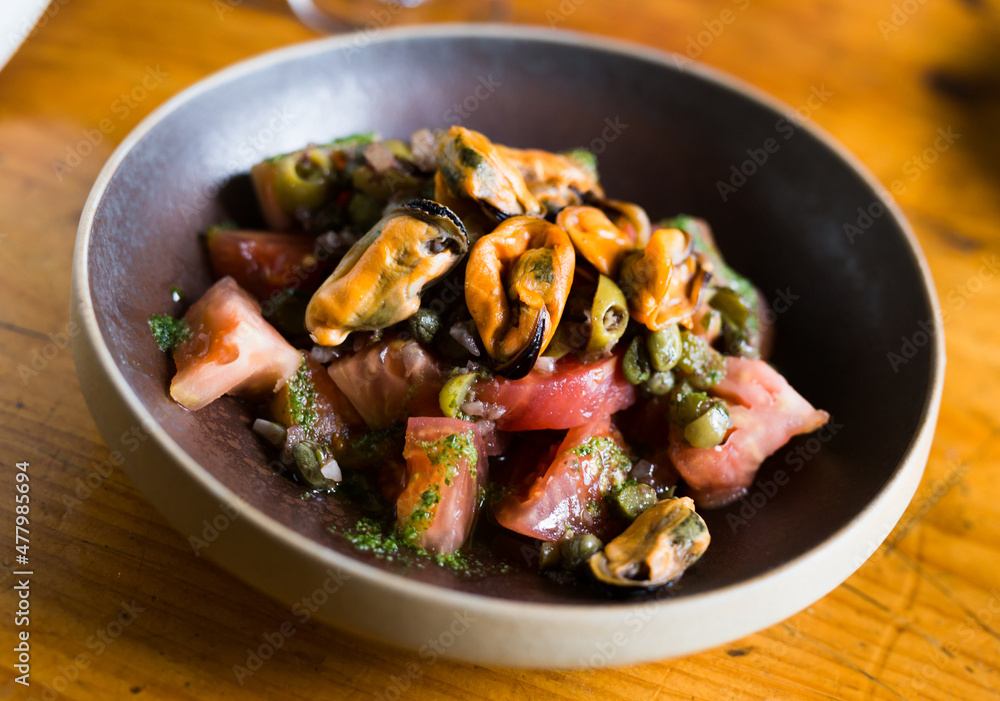 Tomatoes with arugula pesto, mussels, olives and capers Tomatoes with arugula pesto, mussels, olives and capers