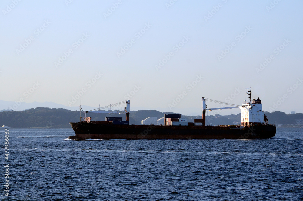 東京湾の貨物船