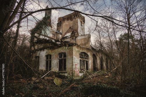Ein Gruselschloss im Wald sorgt für Schrecken und Schauder unter den Spaziergängern und Reisenden