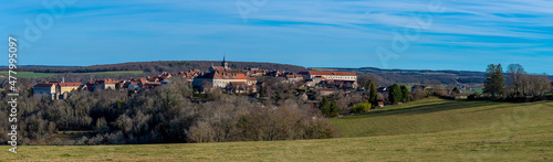 Panorama de Flavigny-sur-Ozerain, commune française située dans le département de la Côte-d'Or en région Bourgogne-Franche-Comté, et membre de l'association des plus beaux villages de France