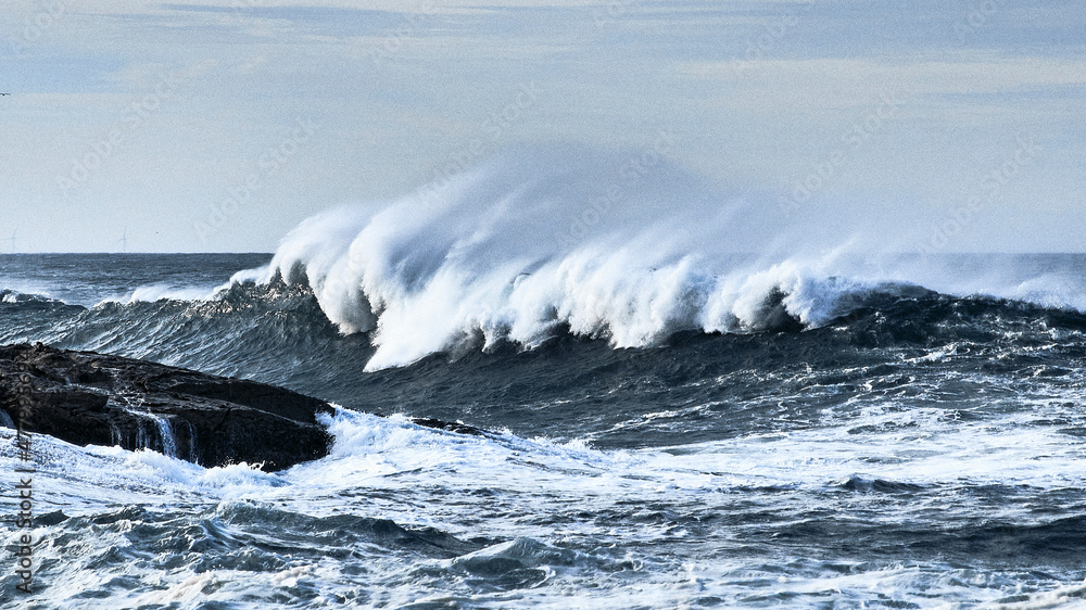 Naklejka premium waves crashing on the rocks
