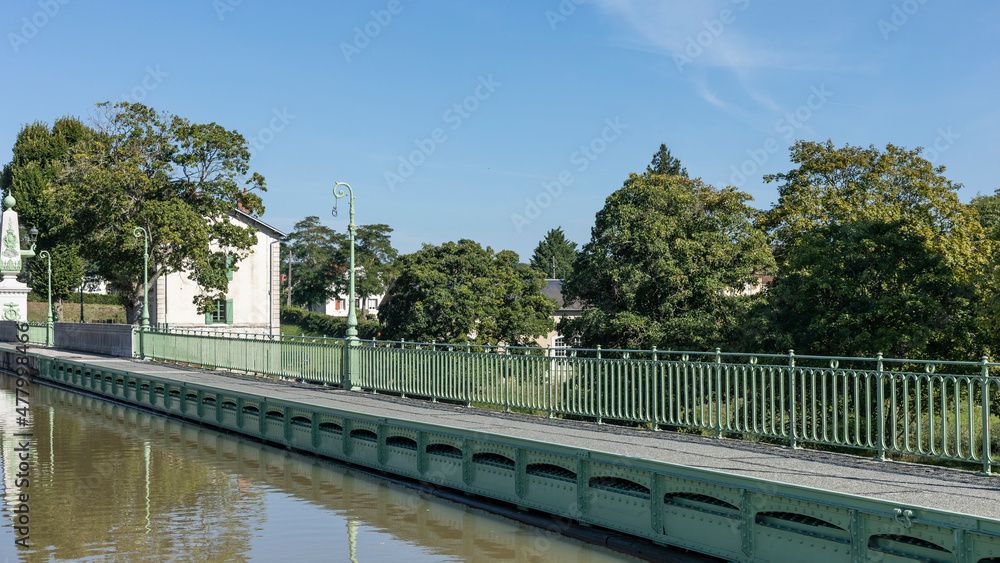 Obraz premium Ornate canal bridge with railings crossing the Loire River
