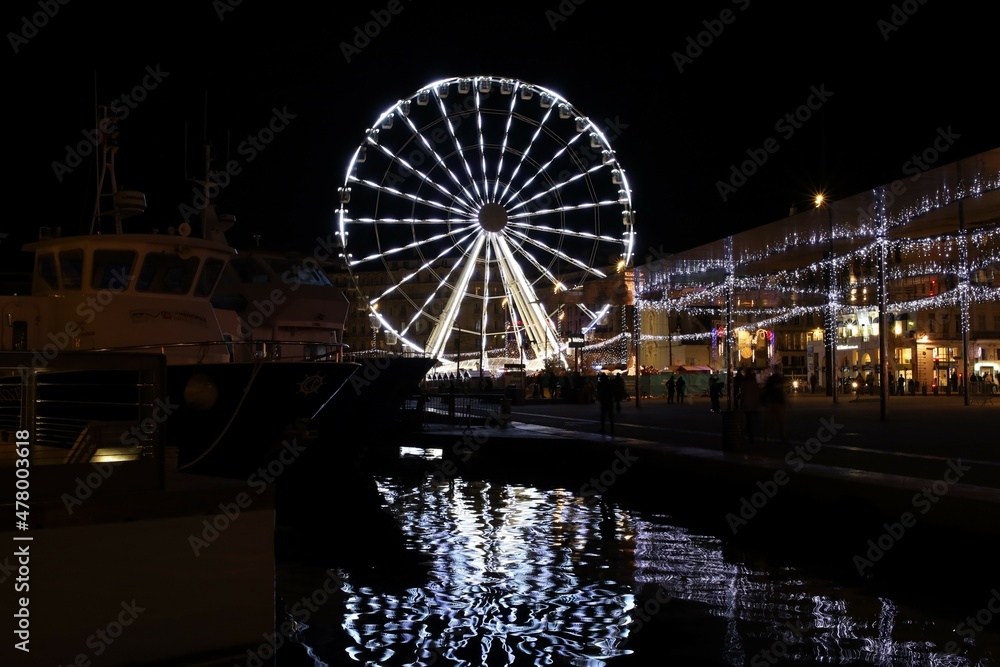 La grande roue illuminée la nuit avec un bassin en premier plan, ville de Marseille, département des Bouches du Rhône, France