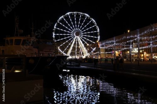 La grande roue illuminée la nuit avec un bassin en premier plan, ville de Marseille, département des Bouches du Rhône, France