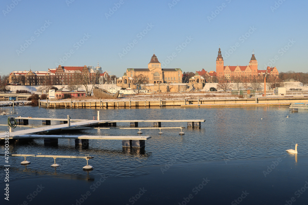 Winter in Stettin (Szczecin); Blick von Lastadie über die Westoder zur imposanten Hakenterrasse (Waly Chrobrego)