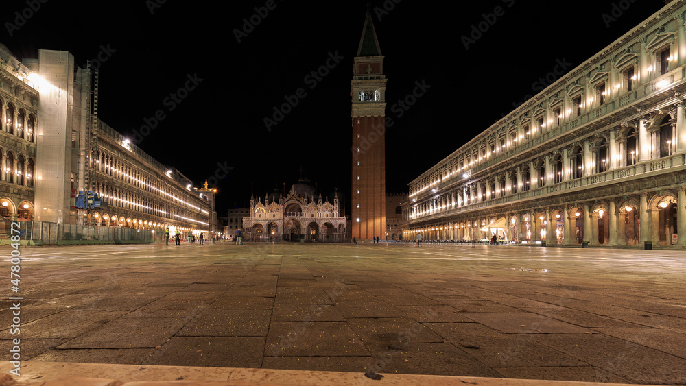 Fototapeta premium Piazza San Marco at night